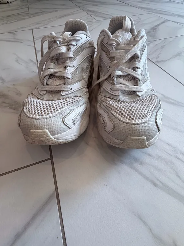 Nike Air Shoes. White size 8.5 - Image 2