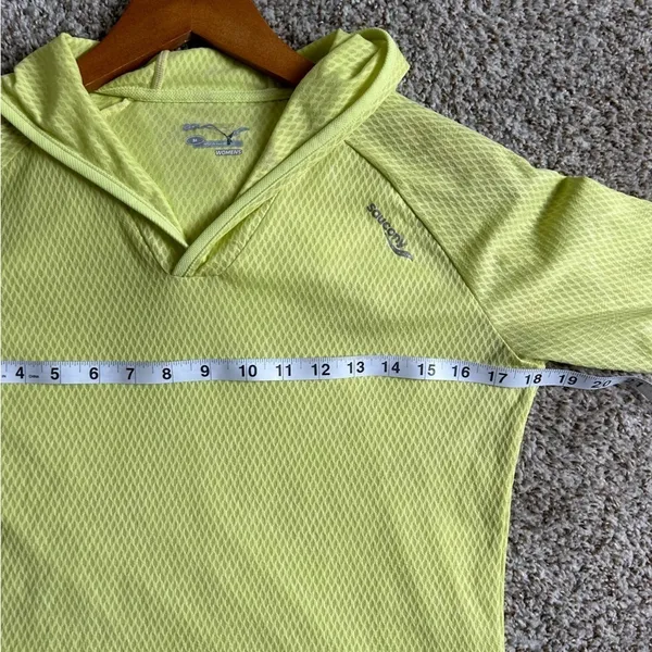 🦋 Saucony Neon Yellow Green Lighweight Hooded Long Sleeve Athletic Top Medium - Image 5