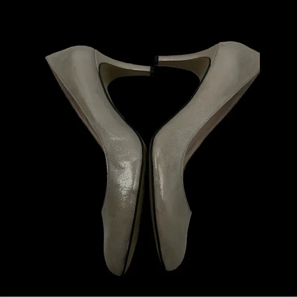 Vince Camuto Torva size 8 upper leather shimmer pumps - Image 5