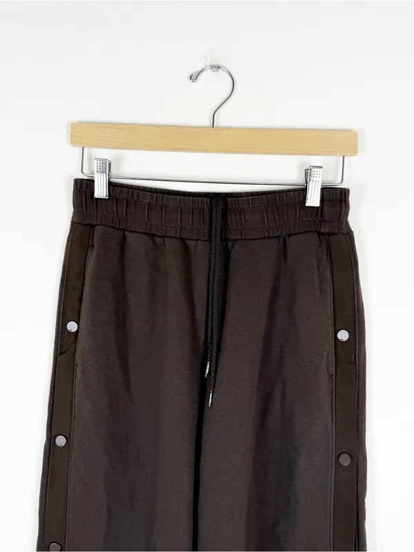 ALO Yoga Courtside tearaway snap pants espresso brown wide leg sweatpants - Image 5