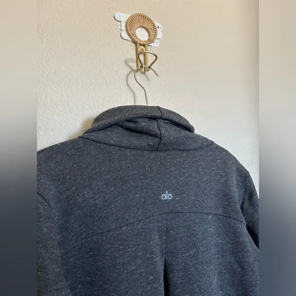 Alo Yoga Haze funnel neck Sweatshirt size medium‎ in grey - Image 5
