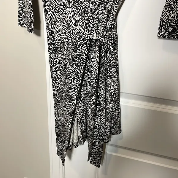 Diane Von Furstenberg Signature silk Wrap Dress in W&B pattern - Image 4