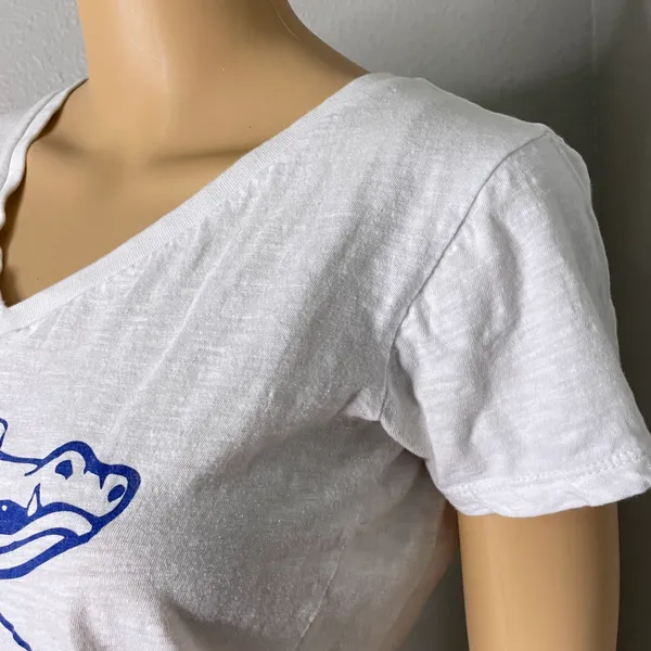 Pressbox UF Gators Blue and White V-neck Tshirt Size Medium - Image 5