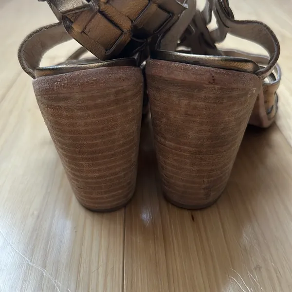 Fiel gold metallic heeled sandals, size 8 - Image 3