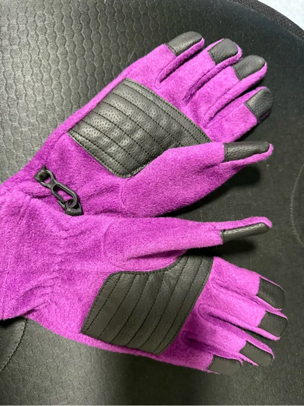Columbia Sportswear women Thermarator fleece gloves in a bright purple - Image 2