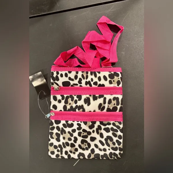 Leopard print hot pink crossbody travel handbag - Image 2