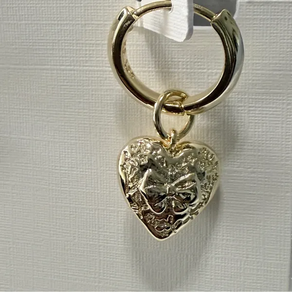 ✨ Kendra Scott x LoveShackFancy Heart Gold Convertible Huggie Earrings - Image 2