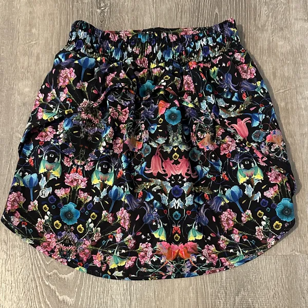 Lululemon 2 Hotty Hot High‎ Rise Tennis Golf Workout Black Floral Mini Skirt - Image 2