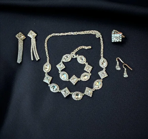 Silver tone glitzy rhinestone jewelry set - Image 2