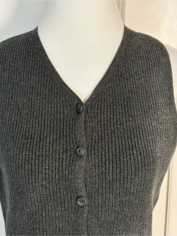Universal Threads Sweater Vest M Grey Ribbed Button Front 90s Minimalist Preppy - Image 4