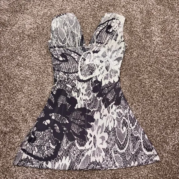 Daytrip black & white lace print shirt Medium - Image 3