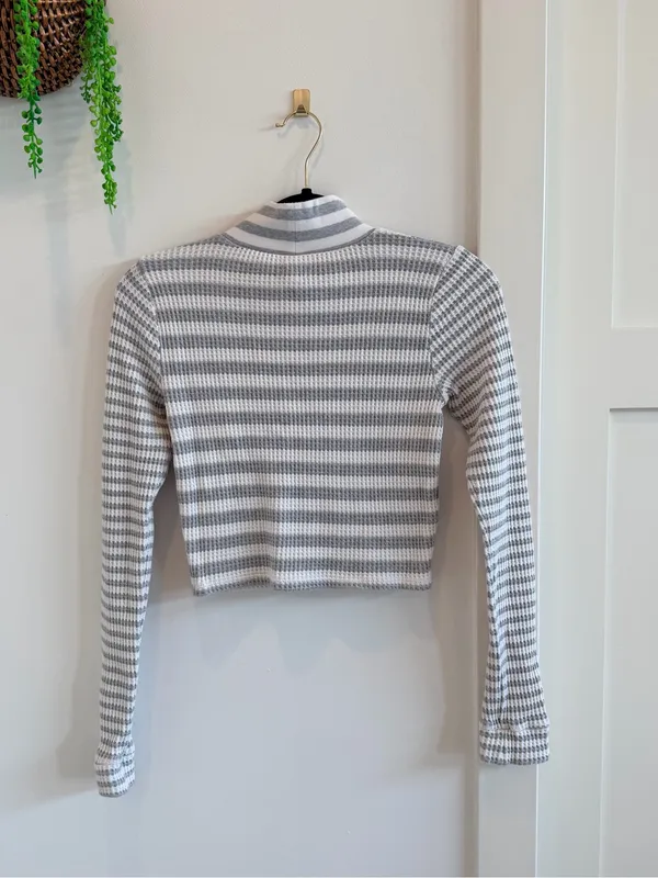 Aerie Striped Gray & White Mock Neck Long Sleeve Thermal Crop Top Size Small - Image 6