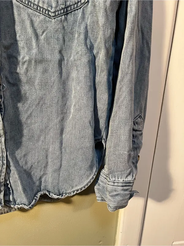 Velvet Heart Women’s Size Large Button Down Shirt Denim Light Medium Wash Chest - Image 4
