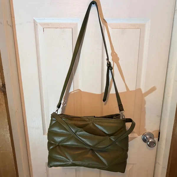 T Tahari Green Shoulder Bag nwot - Image 5