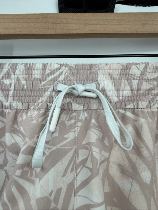 Lululemon Spring Break Away Short 3” Size 6 Shadow Leaf Ivory Muse - Image 5