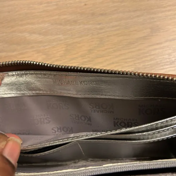 Michael Kors Brown Leather Wallet with Signature Nameplate - Image 8