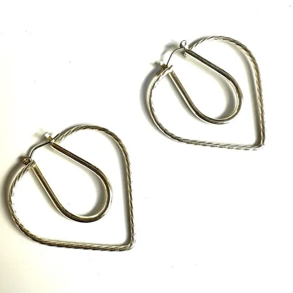 Silver tone cut out heart earrings - Image 2