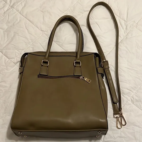 Beautiful green crossbody handbag Lots of details and pockets EUC - Image 3