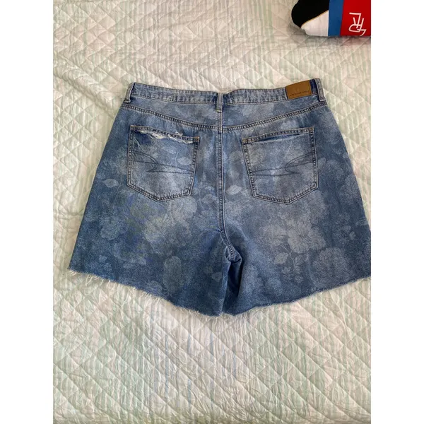 American eagle Women's High Waisted Denim Shorts Size 14 - Image 4