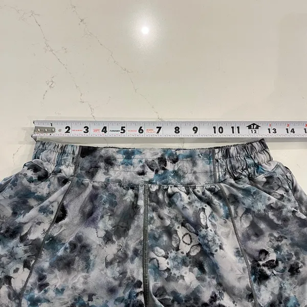 Lululemon Hotty Hot‎ Low Rise Shorts Size 8 - Image 7
