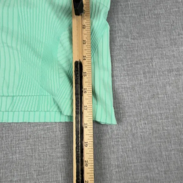 Lululemon Tank Top Womens Small Green Cropped Built-In Bra Moisture Wicking Yoga - Image 2