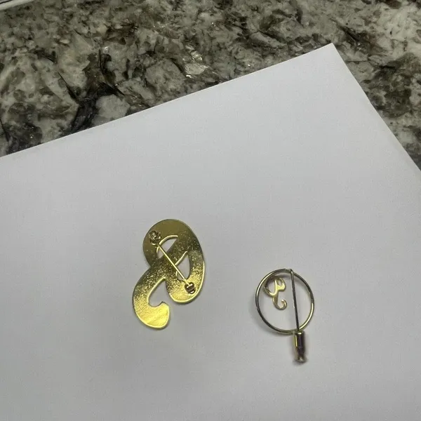 Lot Of 2 Vintage - Modern Gold Tone Brooch Pins Letter / Initial P - Image 4