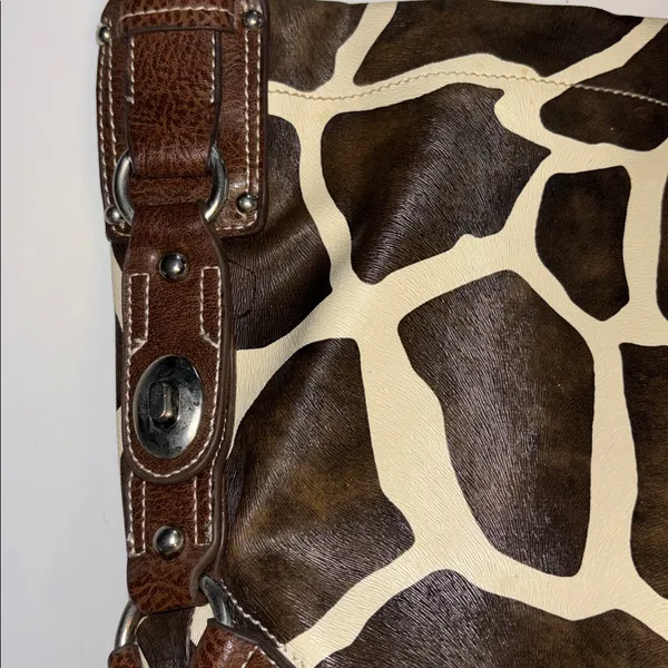 Source Unknown BROWN & CREAM FAUX LEATHER GIRAFFE PRINT DESIGN BIG BUCKET BAG SILVER HARDWARE - Image 2