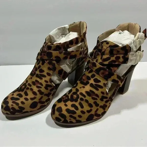 NIB!BellaMarie Leopard print crisscross buckle, zipper chunky heel boot Size 8.5 - Image 2