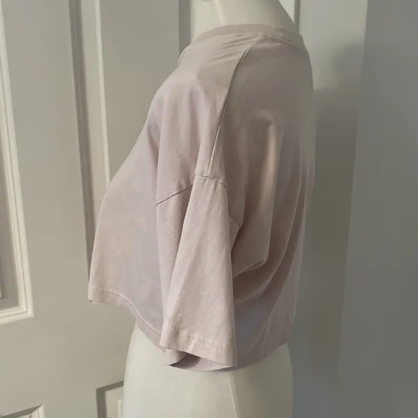 Cute Brand new with Tags Aritzia TNA Light Pink Super Cropped Tee - Image 3