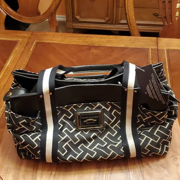 Tommy Hilfiger purse, @ 12" x 8" , like new - Image 4
