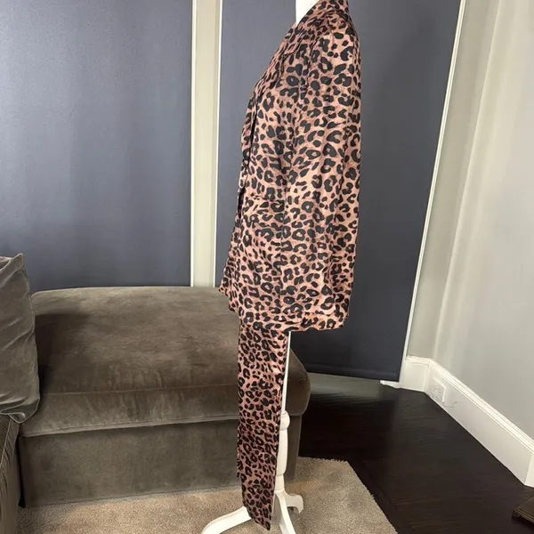 Women’s Lightweight Leopard Print 2 Piece Pant Suit Set Size M NEW - Image 6