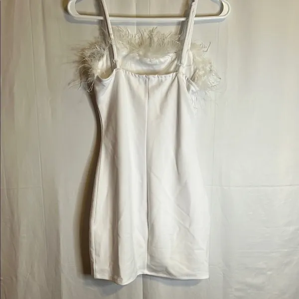 White Sleeveless Scoop Neck Dress with Faux Fur Accent Preowned - Image 3
