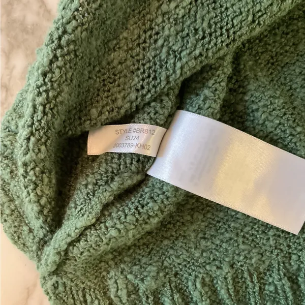 NWT J. Crew Green V Neck Beach Sweater Sz S - BIG SNAG in back needs repair - Image 5