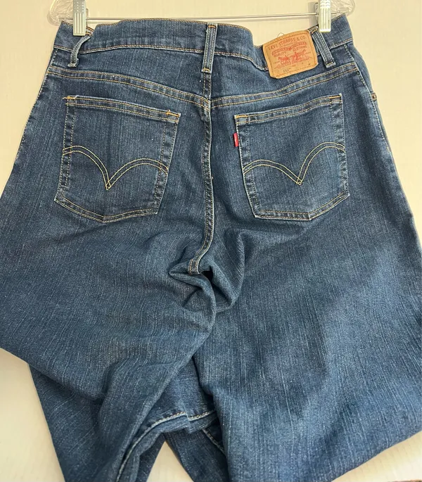 Levi’s 550 Classic Relaxed Tapered Ladies Jeans - Image 2