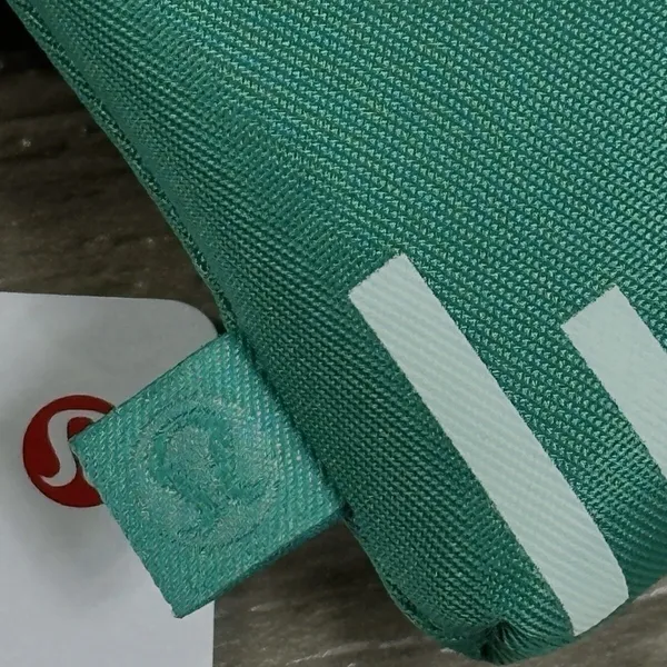 LULULEMON Clippable Card Pouch - Image 5