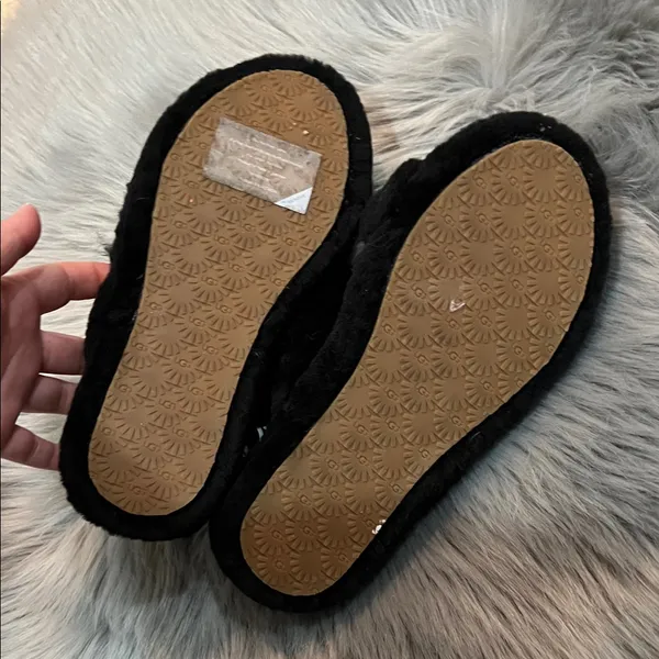 NWOT UGG Black Fluffy Slides Strappy Back sz 6 - Image 4