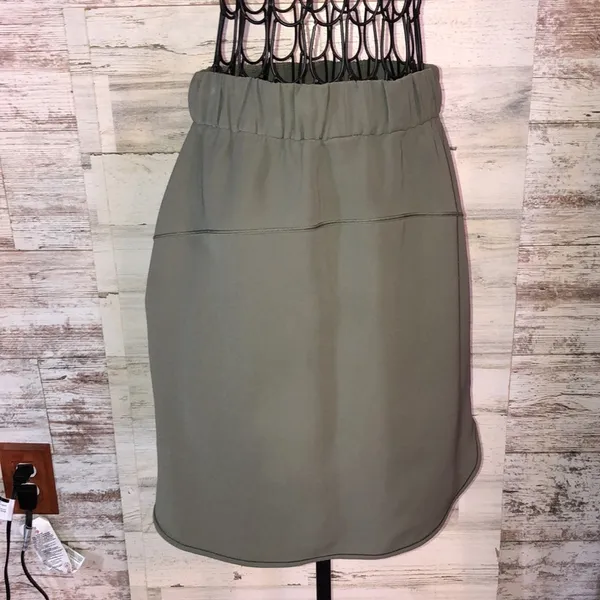 Lululemon Athletica Green On The Fly Woven Skirt size 4 olive green skirt​​​ - Image 5