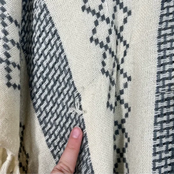 Free People Cream & Gray Nordic Print Fringe Trim Bohemian Poncho Wrap OS Boho - Image 4