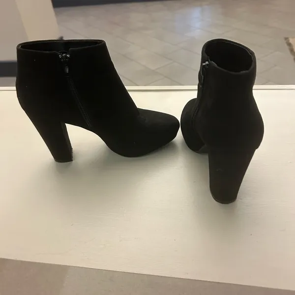 Booties Chic Black Ankle see pictures for size. Cannot read but I think 6 1/2 - Image 3