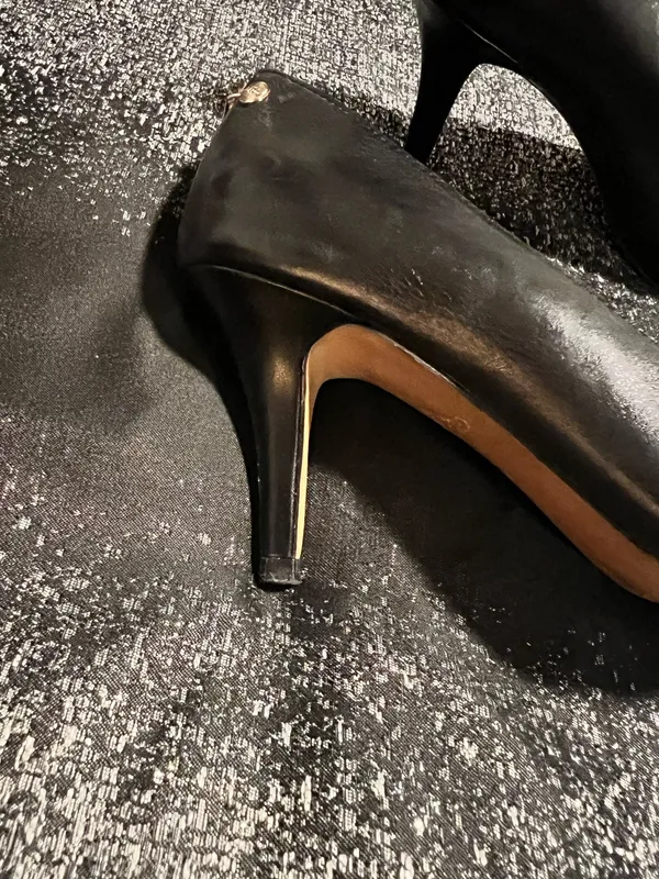 Womens 8. Aldo Black Leather Pointy-Toe Pumps with Gold Heel Zipper - Image 9