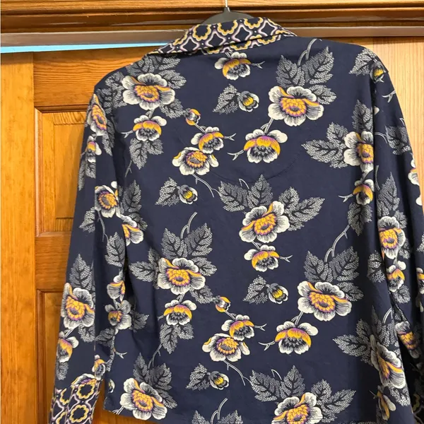 Vera Bradley Vintage Navy Floral Women’s Top Size Large - Image 3