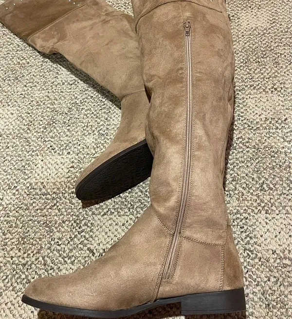 Boots Size 9 - Image 3