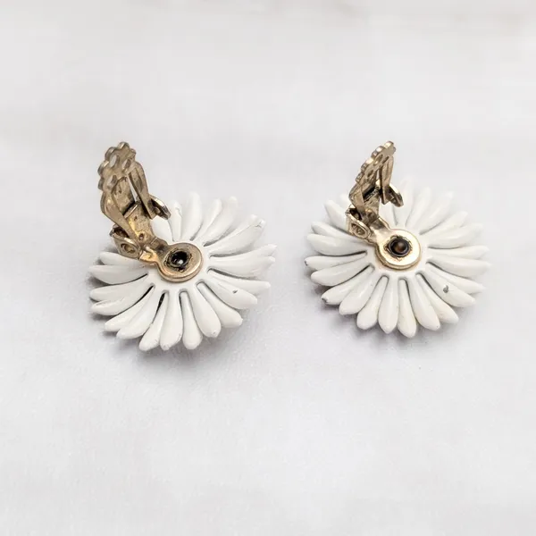 Vintage Clip On Earrings 1" Large Daisy Flower - Floral Whimsical Summer Theme - Image 7