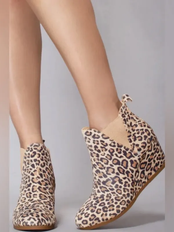 TOMS Kelsey Leopard Print Suede Wedge Ankle Booties Size 7.5 - Image 4