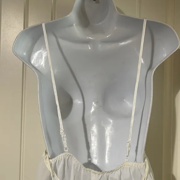 NEW! Gillian & O’Malley Lingerie Size Medium - Image 3