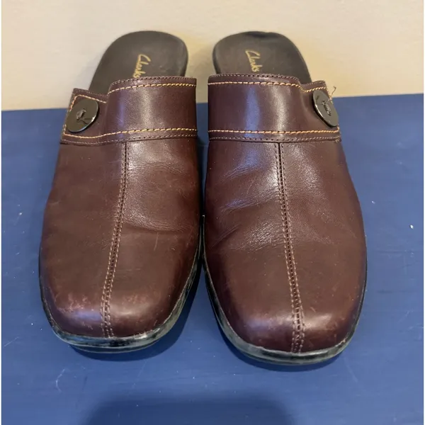 Clarks 8 M Women Brown‎ Leather Button Accent Clogs Mules Slip On Slides 8 M - Image 2