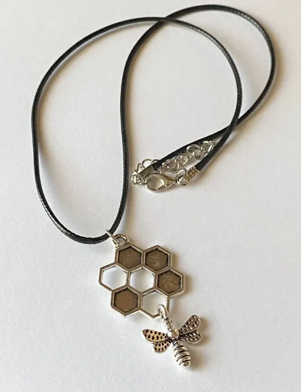 Handmade antique silver tone BEE retro vintage boho chic aesthetic necklace🐝 - Image 4