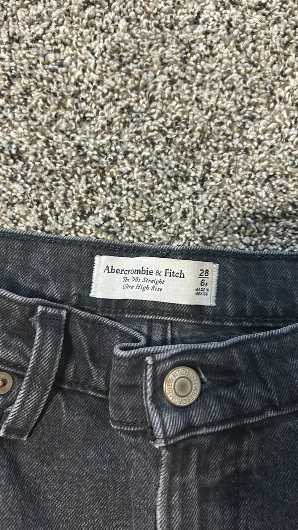 Abercrombie jeans size 28 - Image 3
