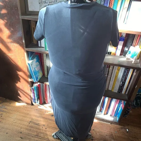 Lulu’s gray knit gathered S t-shirt dress with slit - Image 3
