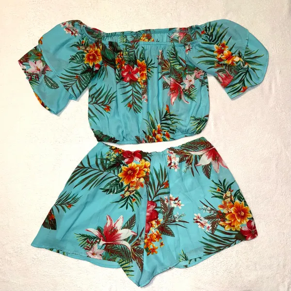 She & Sky Two Piece Floral Hawaiian Top and Shorts set size Medium - Image 5
